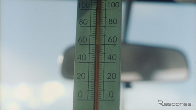 夏の炎天下で車内温度はさらに上昇