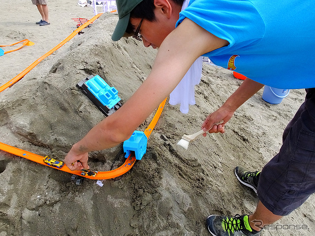 砂浜でホットウィールを走らせる回転させる吹っ飛ばす！（ホットウィ―ル スピードアップ ザ サマー、逗子海岸 8月11日）