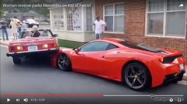 縦列駐車に失敗したメルセデスがフェラーリに乗り上げ（動画キャプチャ）
