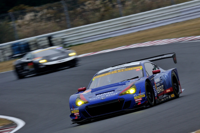 激走するスバルBRZ GT300