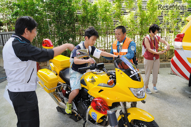 「黄バイ」「黄パト」「ホメパト」の乗車体験も行われた　＜撮影：稲葉九＞