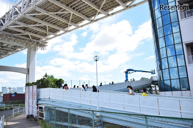 東京西局での取材後は、レインボーブリッジのメインケーブルを支える「芝浦アンカレイジ」に移動　＜撮影：宮崎紘輔＞