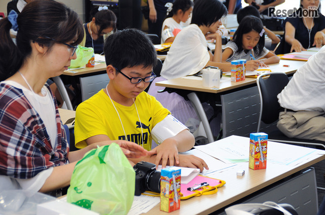 いよいよ取材の集大成、記事を作ろう！取材後の疲労もなんのその、真剣な面持ちで子ども新聞の制作に取り掛かる　＜撮影：稲葉九＞
