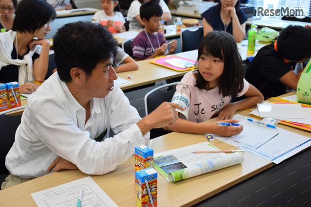 今日はどんなことを取材しただろう？　親子一緒にメモを見ながら振り返る　＜撮影：宮崎紘輔＞