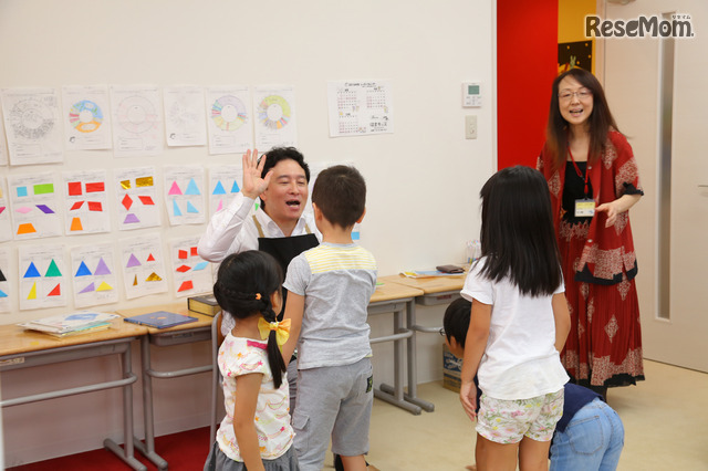 イベント終了後、金柿さんとハイタッチする子どもたち（撮影：市原達也）