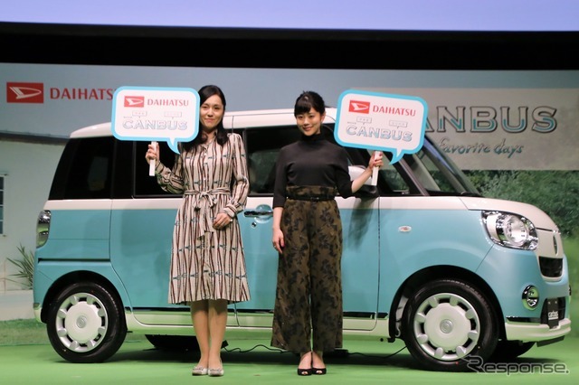 牛窪恵（向かって左）と高畑充希