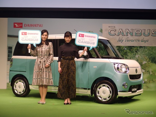 高畑充希(向かって右)と牛窪恵