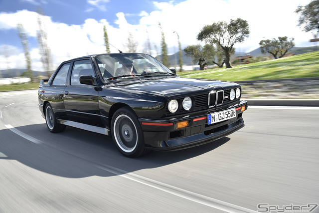 「M3 SPORTS EVOLUTION」（1990）伝説の「E30型M3」のファイナルモデルであり、1986年、最大のライバルである、メルセデス「190E 2.3-16」とDTM（ドイツ・ツーリング選手権）で火花を散らした。2.5リットル直列4気筒DOHCエンジン最高馬力 238ps0-100km/h 加速　6.5秒