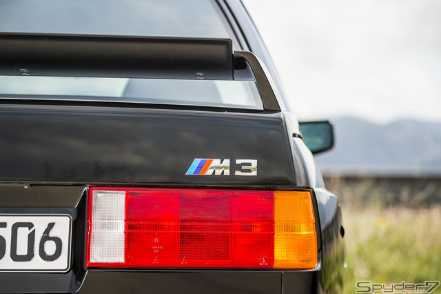 「M3 SPORTS EVOLUTION」（1990）伝説の「E30型M3」のファイナルモデルであり、1986年、最大のライバルである、メルセデス「190E 2.3-16」とDTM（ドイツ・ツーリング選手権）で火花を散らした。2.5リットル直列4気筒DOHCエンジン最高馬力 238ps0-100km/h 加速　6.5秒