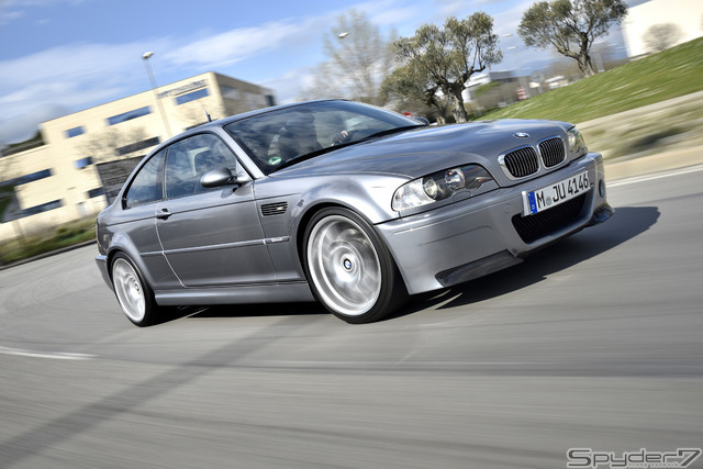 「M3 CSL」（2003）「E46」をベースにした3代目だ。6速SMGIIを採用し、カーボン素材のボディは大幅に軽量化され、M3は次のステージへ。3.2リットル直列6気筒DOHCエンジン最高馬力 360ps