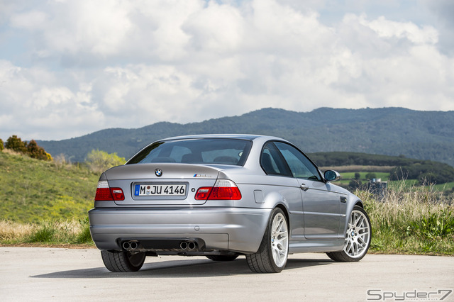 「M3 CSL」（2003）「E46」をベースにした3代目だ。6速SMGIIを採用し、カーボン素材のボディは大幅に軽量化され、M3は次のステージへ。3.2リットル直列6気筒DOHCエンジン最高馬力 360ps