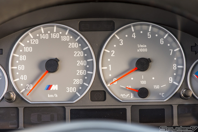 「M3 CSL」（2003）「E46」をベースにした3代目だ。6速SMGIIを採用し、カーボン素材のボディは大幅に軽量化され、M3は次のステージへ。3.2リットル直列6気筒DOHCエンジン最高馬力 360ps