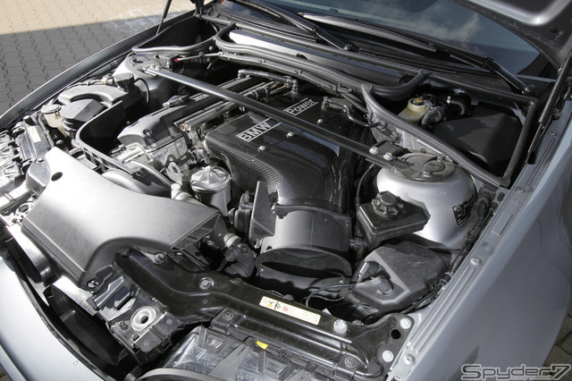 「M3 CSL」（2003）「E46」をベースにした3代目だ。6速SMGIIを採用し、カーボン素材のボディは大幅に軽量化され、M3は次のステージへ。3.2リットル直列6気筒DOHCエンジン最高馬力 360ps
