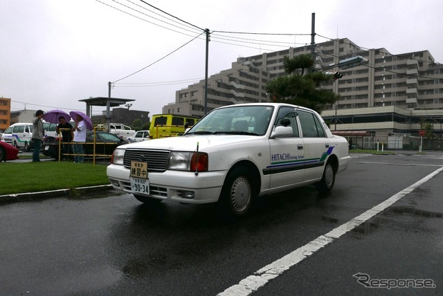 木村教官操る教習車（トヨタ・クラウンコンフォート）