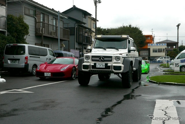 メルセデスベンツ G63 AMG 6×6（向かって右）