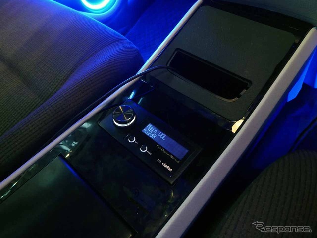 FDSのコントローラーは厚やいやすさを重視して中央コンソールに装着た