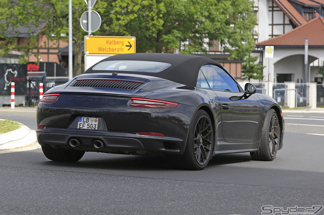 911GTS カブリオレ次期型新型911カレラのハイスペックモデルとなる、「GTS」のカブリオレバージョンを初公開。ヘッドライト、エンジンフード、バンパー、テールライトなど細部がリフレッシュされた改良新型は、ダウンサイジングされる3リットルボクサー6ターボエンジンを搭載し、現行モデルより高いパフォーマンスが期待されている。