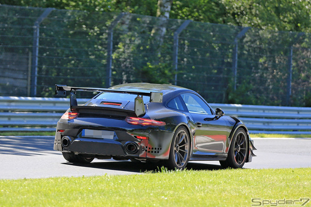 911GT3 RS　次期型エキゾーストパイプがセンターから両サイドへ移動、エアインテークの拡大、リアデュフューザーのデザインなど、細部がリデザインされた「911GT3 RS」次期型だ。パワートレインは、4.2リットルへアップされ、水平対向6気筒エンジンを搭載、最高馬力は525psに達する。車名は「911 GT3 RS 4.2」が有力とされている。