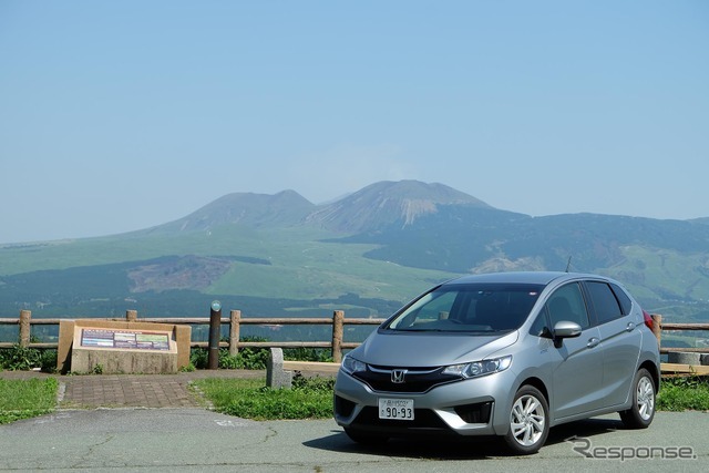 外輪山から阿蘇山の中核部を望む。