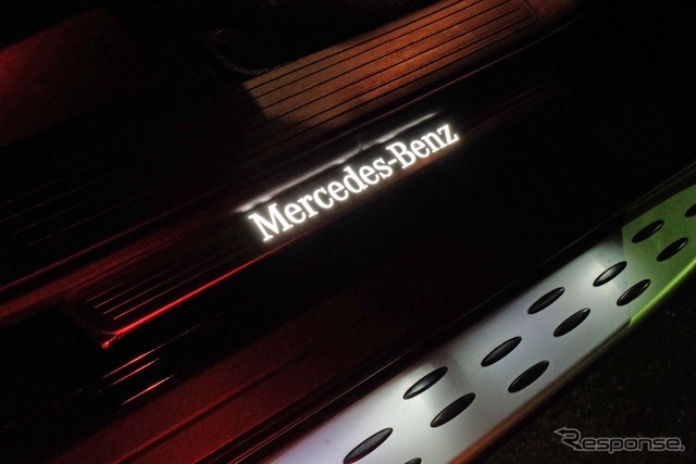 スカッフプレートにあるMercedes-Benzの文字は夜間のウェルカムランプと連動して光る。