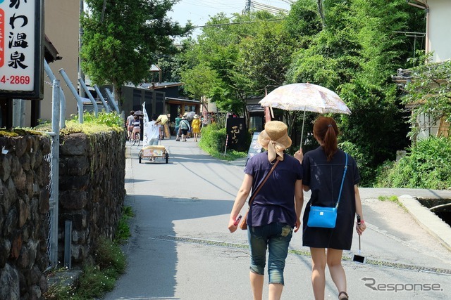 大分・由布院温泉の街路。狭い街路ではGLS350dは巨躯を少々もてあまし気味だったが、前輪の切れ角の大きさとボディの見切りの良さで十分乗りきれる。