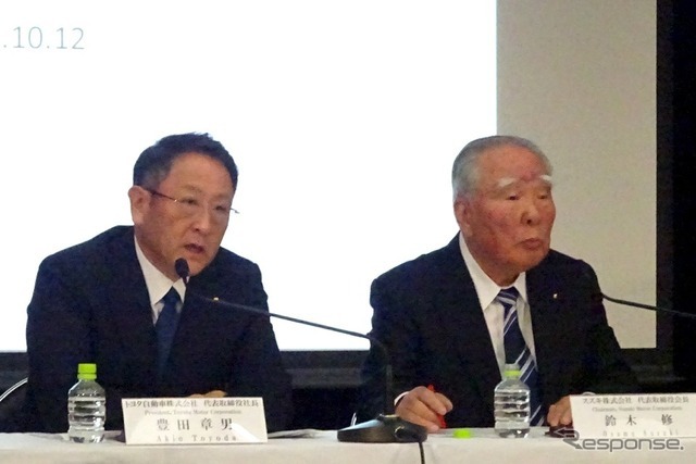 トヨタ自動車の豊田章男社長（向かって左）とスズキの鈴木修会長　《撮影　池原照雄》