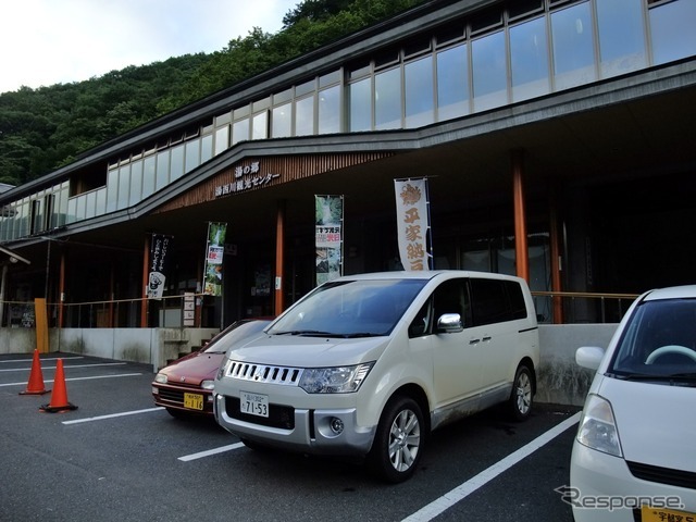 林道を抜け、道の駅湯西川で一休み中のデリカD:5