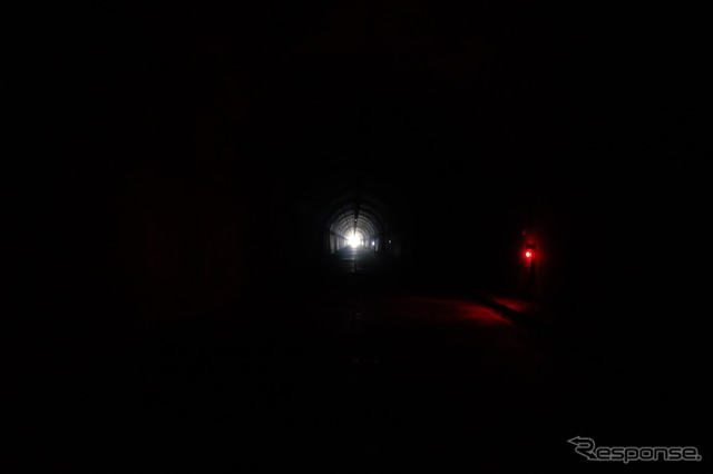 トンネルの中は闇