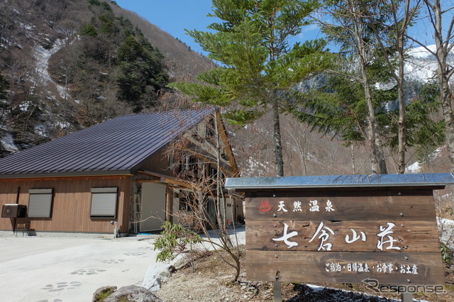 七倉山荘。素敵な露天風呂がある山奥の宿。近年改修され、設備は非常に綺麗だ。