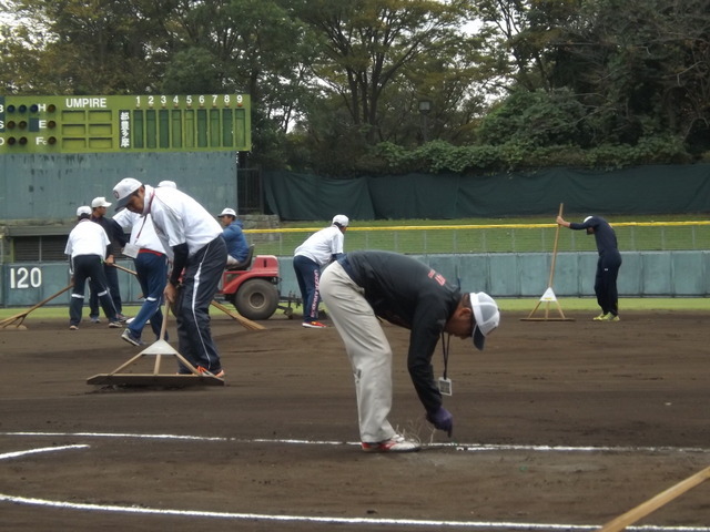 グラウンド整備は再起の人たちと高野連役員との共同作業