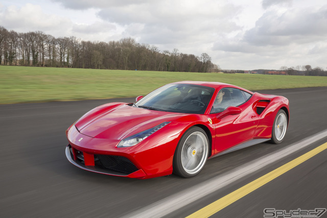 フェラーリ488 GTBGTBはグランツーリスモ・ベルリネッタの略で2015年3月のジュネーブモーターショーでワールドプレミアされた。パワートレインは3.9リットルV型8気筒DOHCツインターボ搭載。最高馬力は670psを発揮、最大トルクは77.5kgm/3000rpm。
