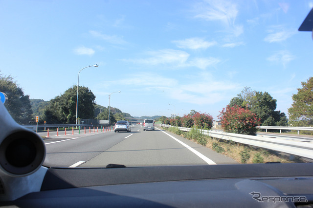 高速道路でも法定速度内では全く問題を感じさせない走り。轍も段差もしなやかにこなしてくれる