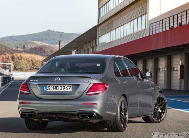 メルセデス　AMG E63 S