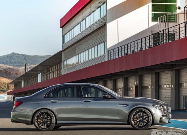 メルセデス　AMG E63 S