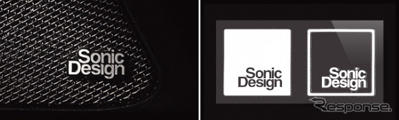 ソニックデザイン純正ロゴバッジ（右）とソニックデザイン特製ロゴステッカー