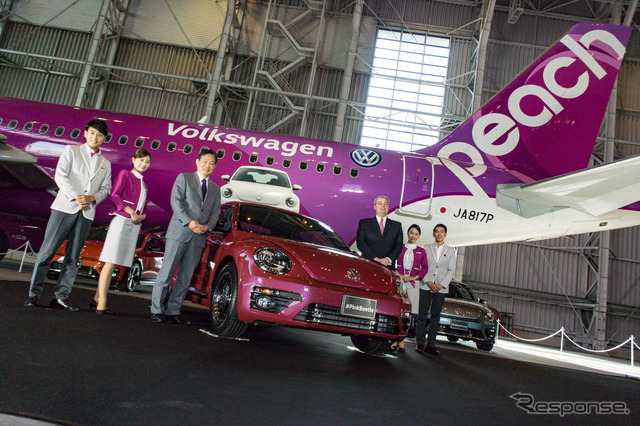VWのティル・シェア代表取締役（右）とピーチの井上慎一代表取締役、そしてピーチCAのみなさん