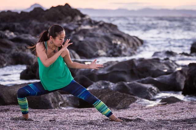 自宅でヨガができるレッスンサイト「+RoomYOGA」オープン