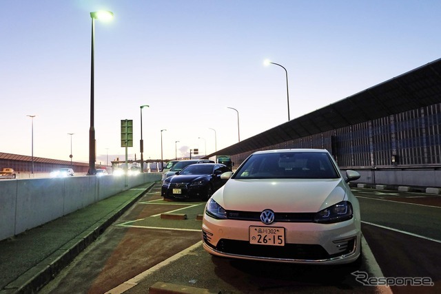 阪神高速道路のパーキングエリアにて。高速巡航では燃費はまあまあだった。