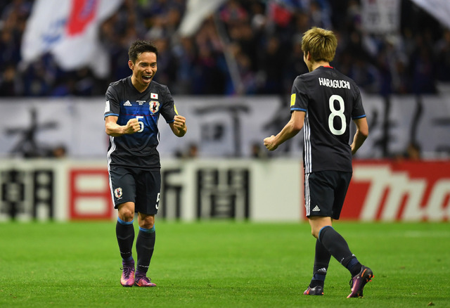 サッカー日本代表の長友佑都（左）と原口元気（2016年11月15日）