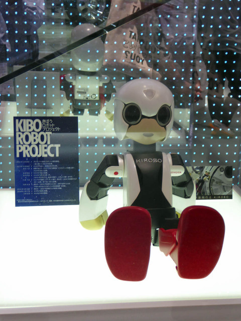 機上にはロボット宇宙飛行士として帰還した『KIROBO』も点sじされた