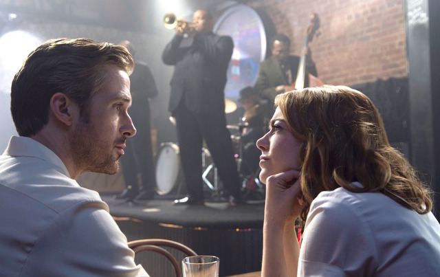 『ラ・ラ・ランド』　Photo credit:  EW0001: Sebastian (Ryan Gosling) and Mia (Emma Stone) in LA LA LAND.  Photo courtesy of Lionsgate.（C） 2016 Summit Entertainment, LLC. All Rights Reserved.