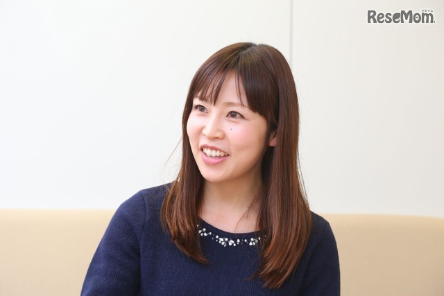 インタビューに答える佐々木さん（小学2年生女子のお母さま）