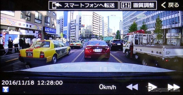 保存データの再生画面。先行車のナンバーを鮮明に記録し、歩行者の様子も国名に把握できている