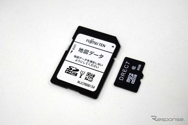 Dシリーズに同梱される地図用SDカード(左)とドラレコ用16GBマイクロSDカード