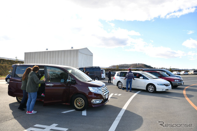 まずはオーナー自身の車でコースを走行