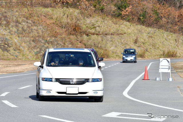 まずはオーナー自身の車でコースを走行