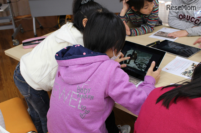 タブレットは3人で1台使用。みどころルーペで細部をじっくり観察