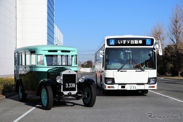 スミダM型バス（左）とエルガ（右）